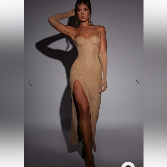 Baby boo Gold sparkly maxi dress
Perfect for prom dress - Picture 2 of 9